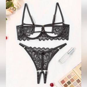 6/$28❗️ Black floral open lace lingerie set